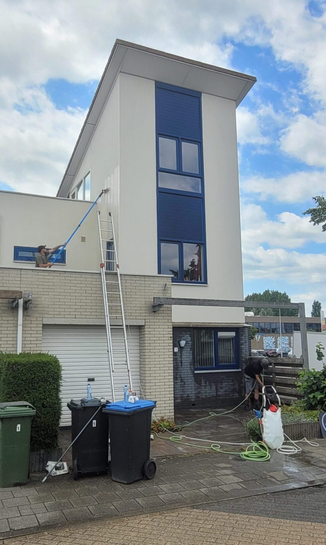 uitgebreide reiniging van gevel en terras dat word uitgevoerd door vclean