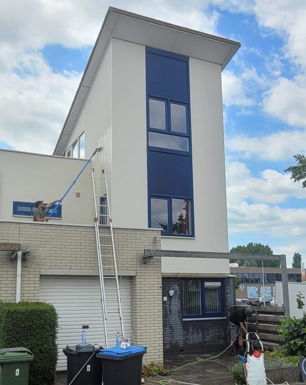 uitgebreide reiniging van gevel en terras dat word uitgevoerd door vclean