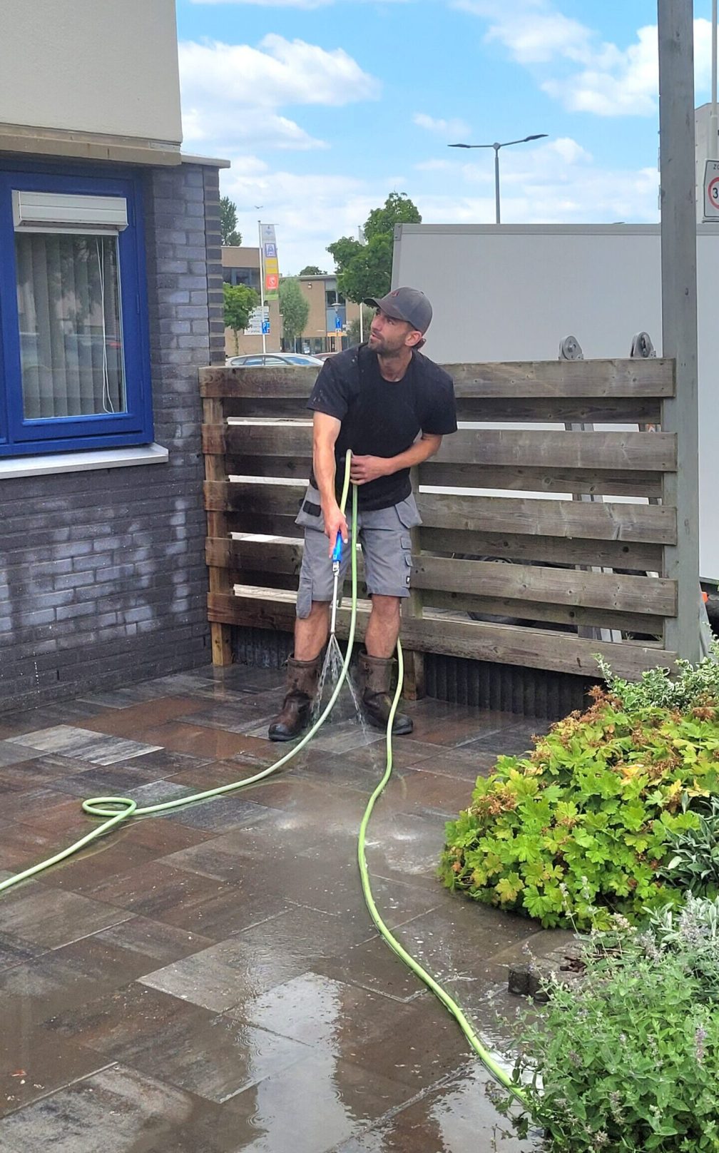 onze gespecialiseerde reiniging expert voert een terrasreiniging uit