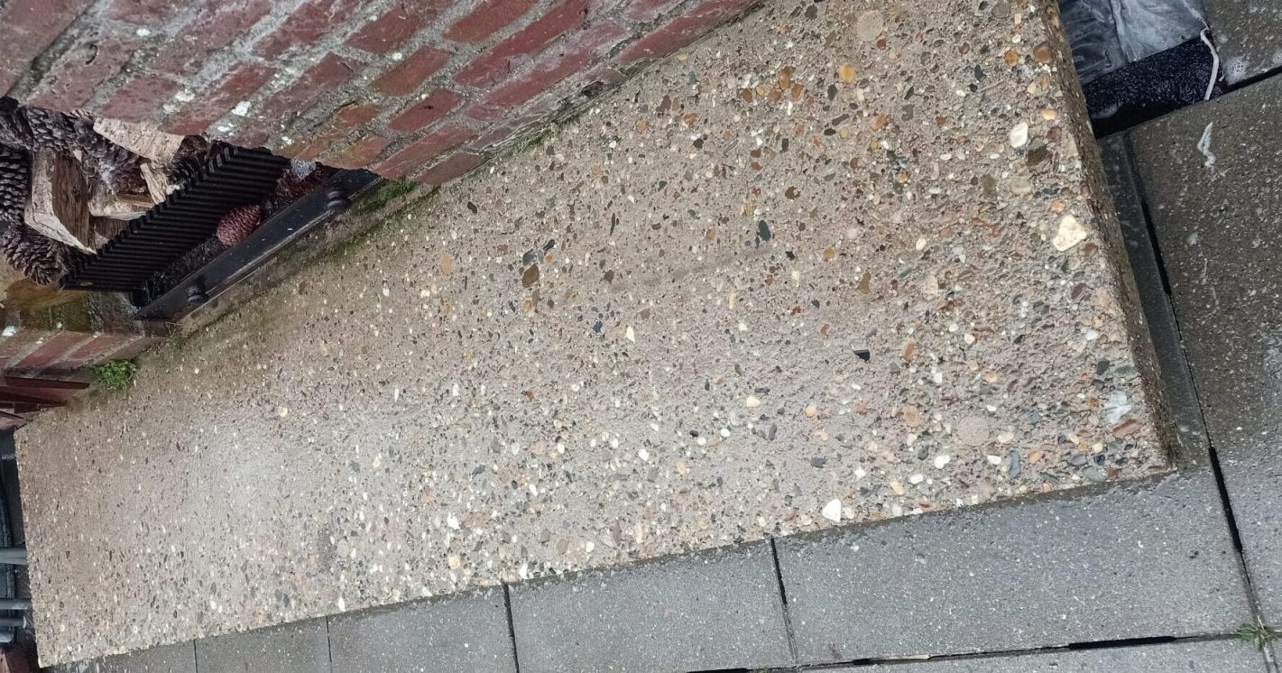stenen bankje na de grondige reiniging met het gebruik van softwash
