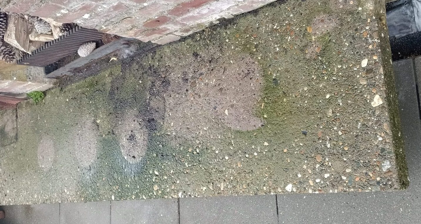 verweerd stenen bankje voor de terrasreiniging