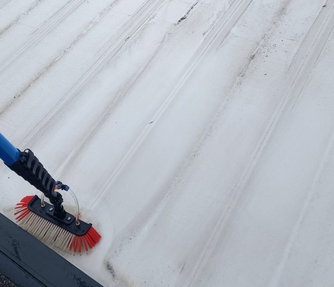 doekoverkapping die is verweerd en zit onder het vuil van bladeren van de bomen word uitgebreid gereinigd met softwash