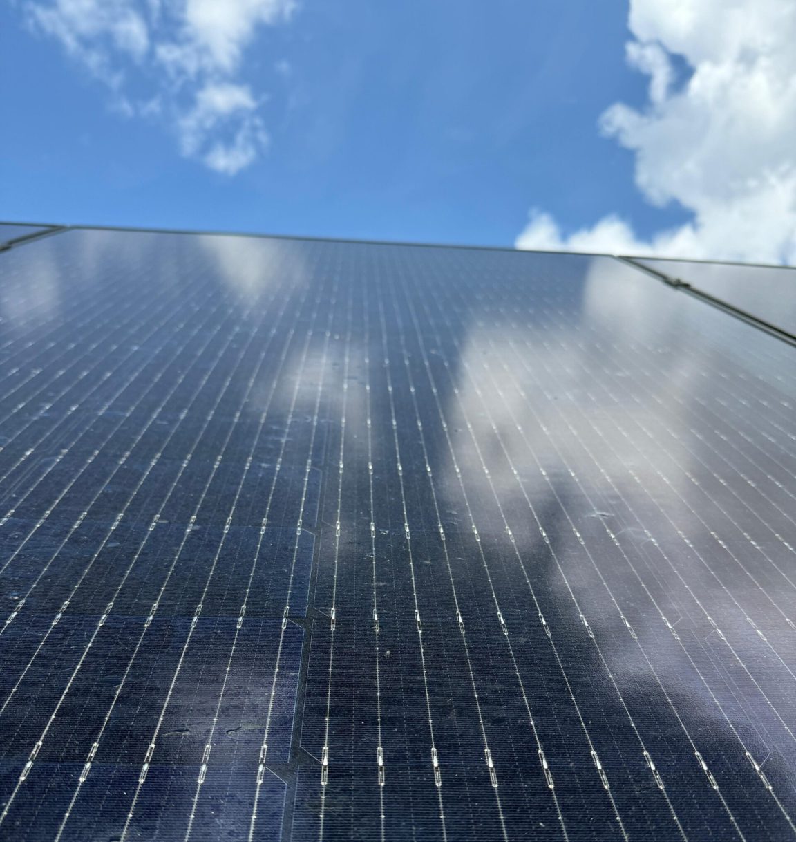 Zonnepaneel uitgebreid gereinigd die nu meer opbrengst opleverd