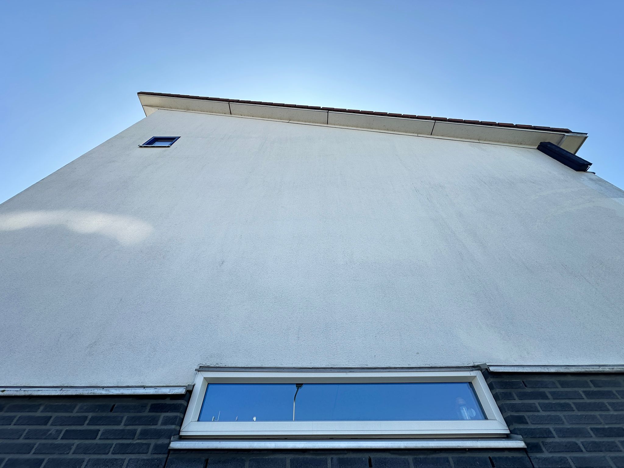 Gevel dat is vervuild door atmosferische aanslag